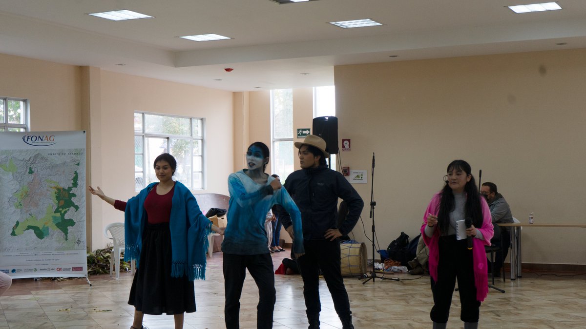 fonag's tweet photo. En el marco del proyecto Caravanas de Arte, estudiantes de 5.º año de la escuela Pichincha de Lloa, presentaron una obra teatral sobre el cuidado del agua. Además, estudiantes de la Facultad de Arte de la Universidad Central realizaron una obra sobre el cuidado de los páramos. https://t.co/ppYFzqeRhu
