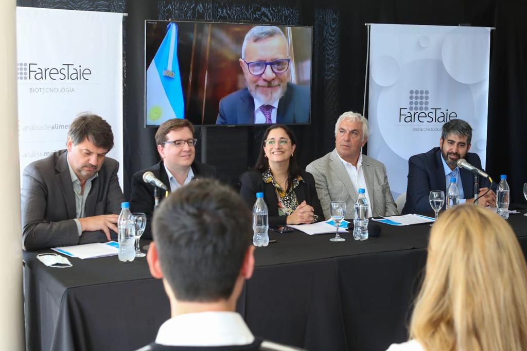 Juliloustau's tweet photo. Lanzamos en Mar del Plata la línea de asistencia a laboratorios del Programa de Fortalecimiento de la Calidad. El objetivo es incrementar la cantidad de laboratorios acreditados según estándares internacionales para potenciar la capacidad exportadora de nuestra industria. https://t.co/Zj0ZY5iy4p
