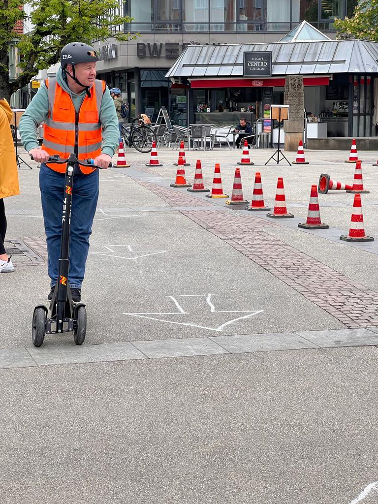 Zeus_Scooters's tweet photo. Mobility day in Reutlingen today 🛴
Thank you to everyone who came along, it was great to share our safety tips and tricks! We hope you enjoyed it as much as we did🤩
#mobilityday #escooter #sustainabletravel #rideitright #reutlingen https://t.co/403W6o136Q