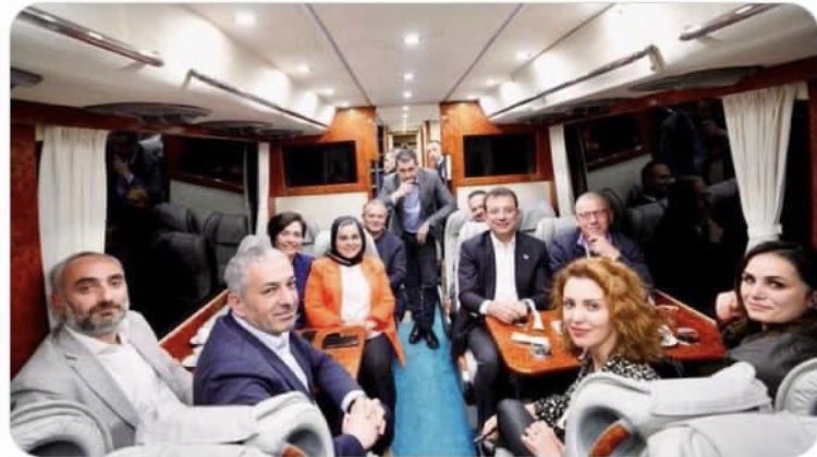 Bu fotoğraf benim kanıma dokundu. Resimde yıllarca ülkeyi uçuruma sürükleyen iktidara destek olan gazeteciler yok mu?Sığınmacıların ülkeye gelmeleri için iktidara destek olan bir kısım gazeteci bunlar değil mi?iktidar partisi tarafından kovulan gazeteciler bunlar değil mi?