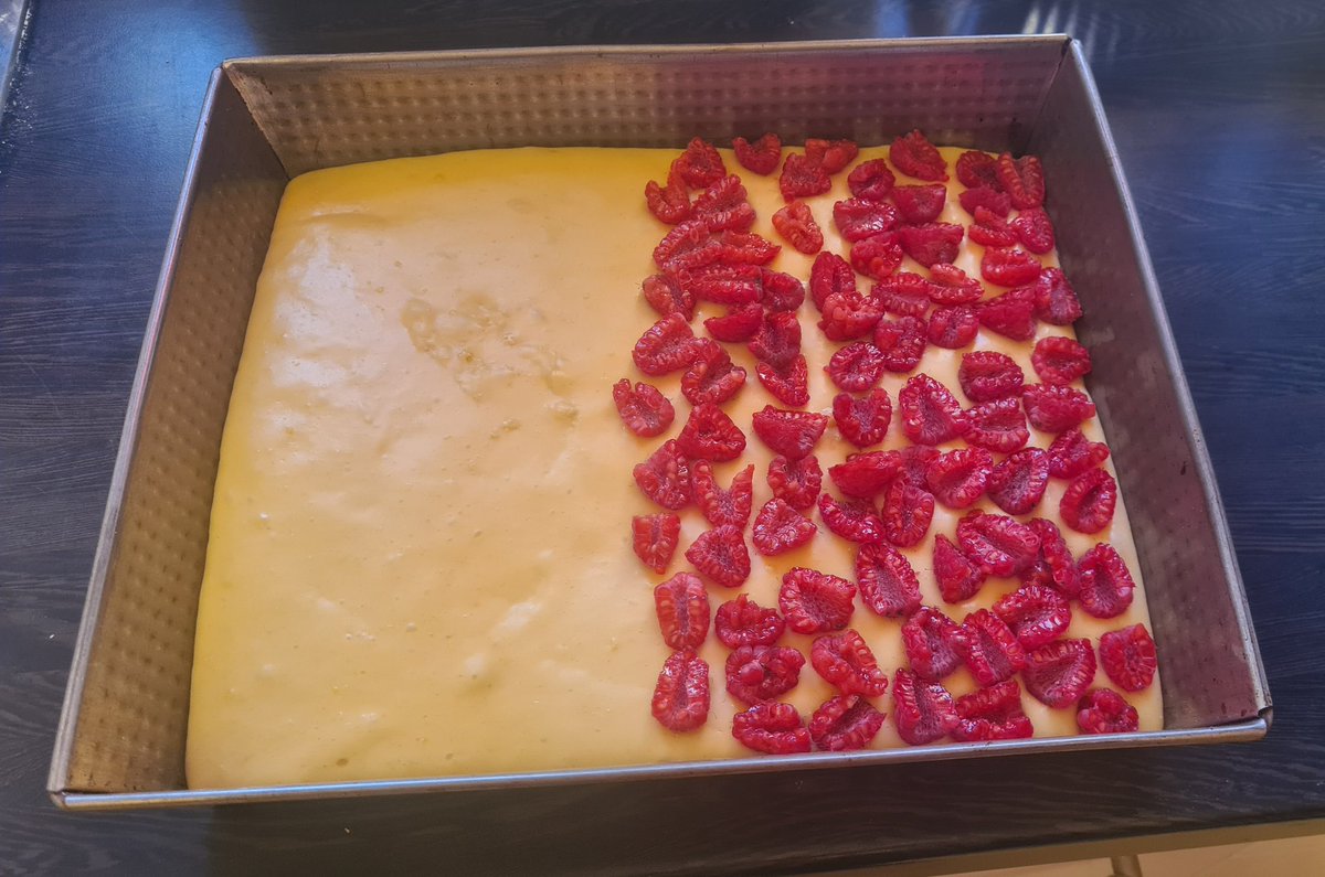 Pogotowie_IT's tweet photo. Piątek na słodko... 🥧
#Placek #drożdżowy z #kruszonką i #malinami
Z malinami jeszcze nie robiłem więc w razie czego pół na pół, żeby był jakiś bufor, że coś jednak będzie do jedzenia 😁 https://t.co/P7NIlzqZj5