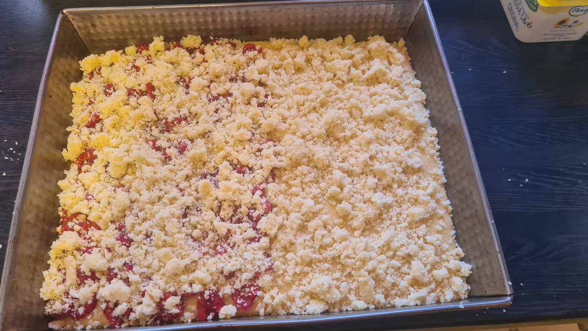 Pogotowie_IT's tweet photo. Piątek na słodko... 🥧
#Placek #drożdżowy z #kruszonką i #malinami
Z malinami jeszcze nie robiłem więc w razie czego pół na pół, żeby był jakiś bufor, że coś jednak będzie do jedzenia 😁 https://t.co/P7NIlzqZj5
