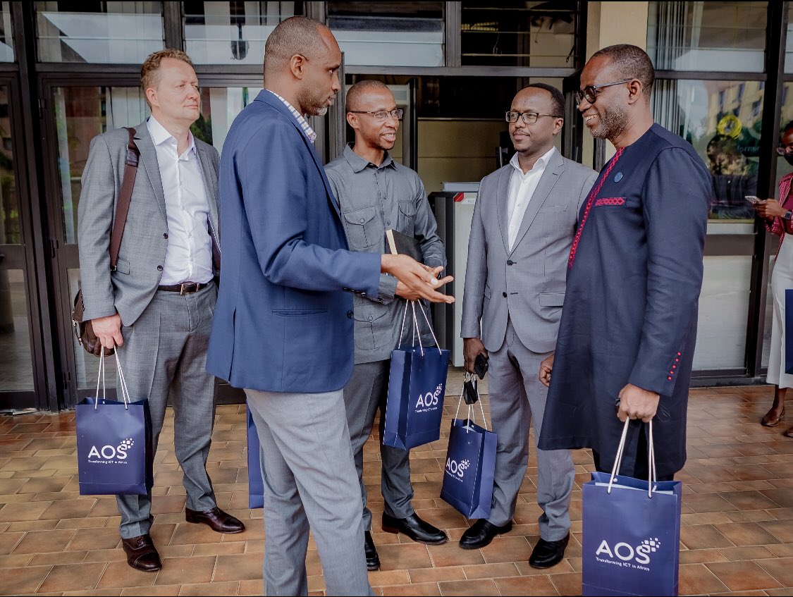 AOS_RW's tweet photo. This evening @AOS_RW received the Director General @DGSmartAfrica of @RealSmartAfrica , CEO of @RISARwanda @IBMuhizi and other representatives at the National Data Center. They discussed operations & other services provided by @AOS_RW . #LocalHosting @RwandaICT #RwOT https://t.co/wavVUNGwfe