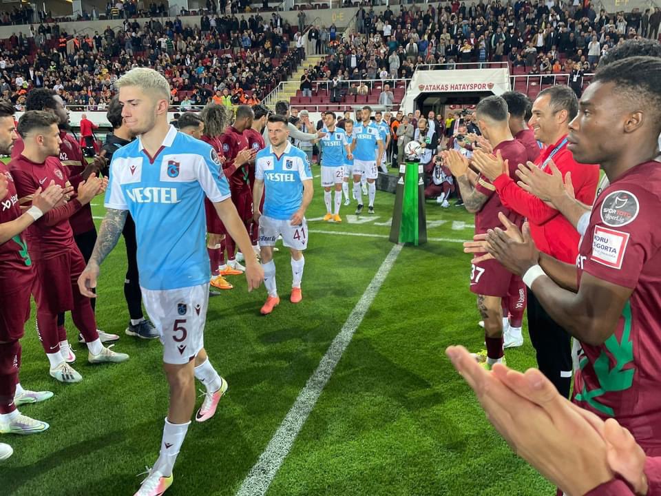 Atakaş Hataysporlu futbolcular, şampiyon Trabzonspor'u sahaya çıkarken alkışladı 👏 #Trabzon #Trabzonspor #TrabzonsporlularTakiplesiyor