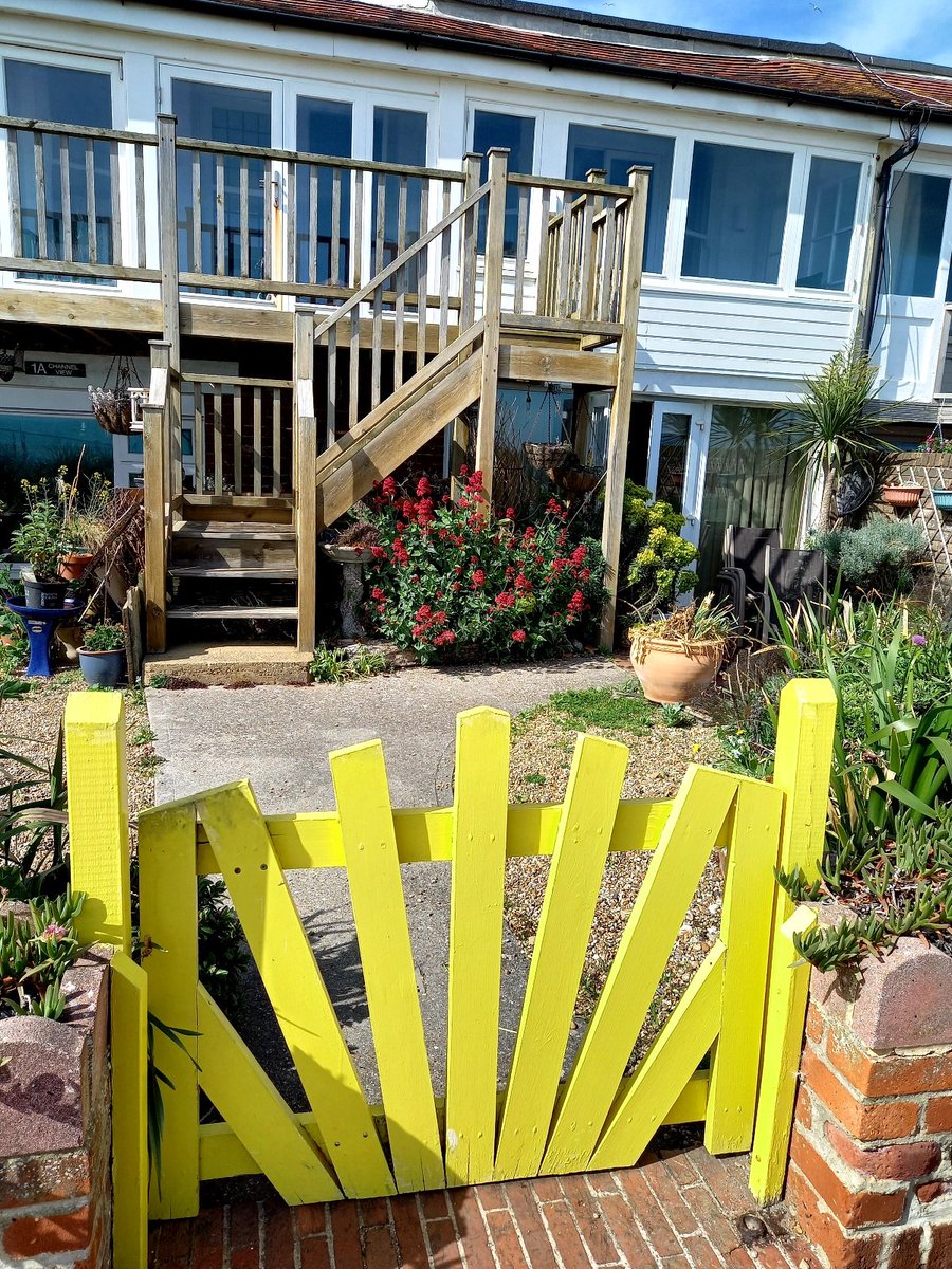 TonbridgeDaily's tweet photo. Yellowgate in Bexhill
#bexhill #beachlife #yellowgate #WelcomeHome https://t.co/NAzhlPBUw7