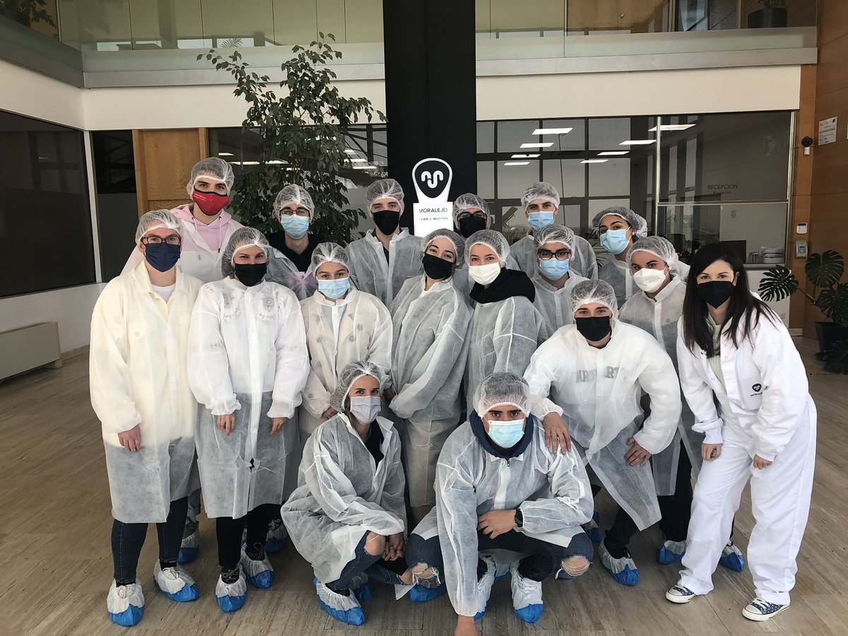 EconomiaUsal's tweet photo. 👏🏻Desde el ♥️ de #zamora hacía el resto del 🌍. Hoy los #estudiantes de #4ADE @EconomiaUsal @usal han vivido una #visita a @SeleccMoralejo ilusionante. Una empresa que transmite #pasion, #ilusion y unos #valores sociales destacables. Gracias por tanto. ♥️
#practicasdecampo https://t.co/RwnGGNcI8b