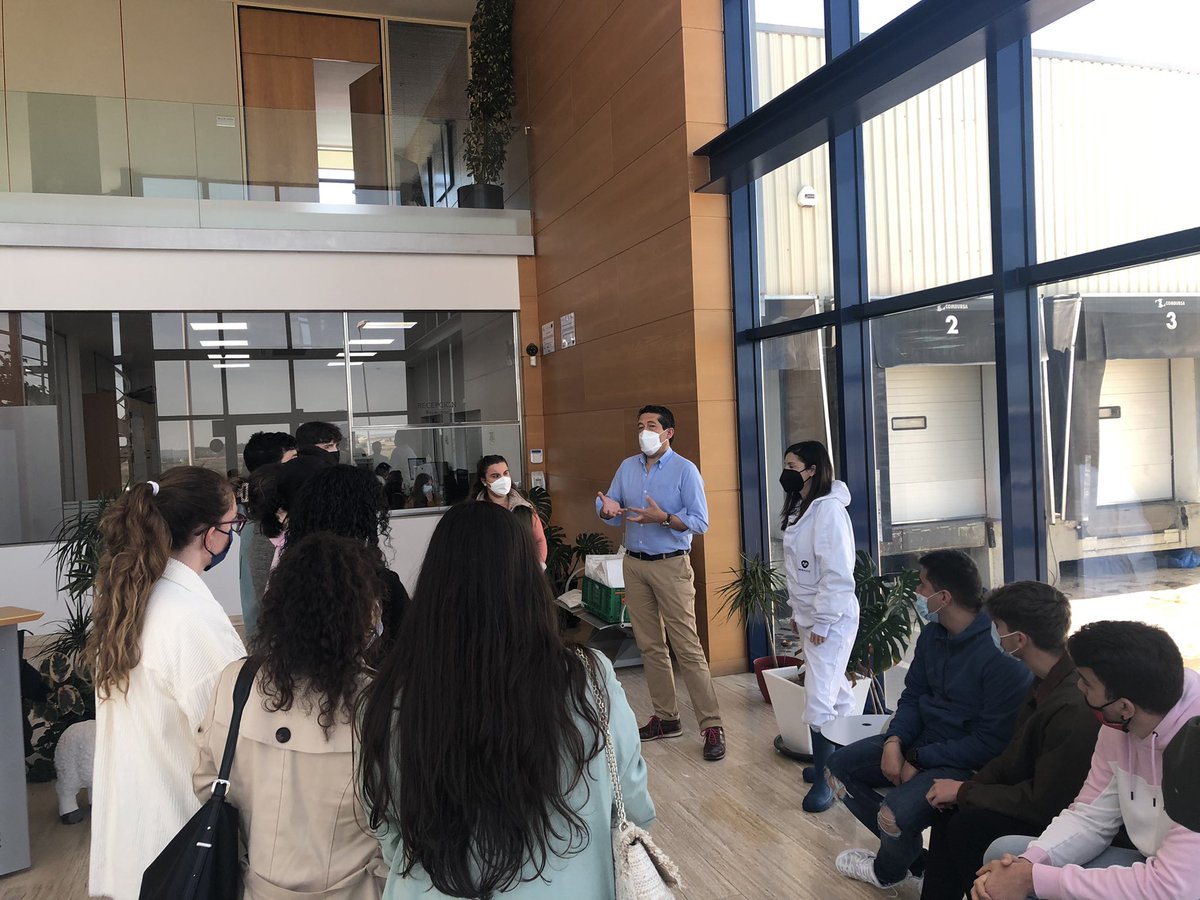 EconomiaUsal's tweet photo. 👏🏻Desde el ♥️ de #zamora hacía el resto del 🌍. Hoy los #estudiantes de #4ADE @EconomiaUsal @usal han vivido una #visita a @SeleccMoralejo ilusionante. Una empresa que transmite #pasion, #ilusion y unos #valores sociales destacables. Gracias por tanto. ♥️
#practicasdecampo https://t.co/RwnGGNcI8b