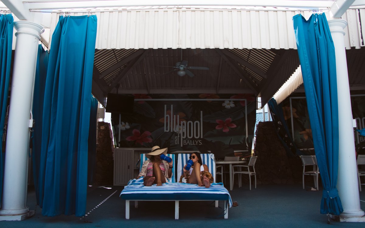 HorseshoeVegas's tweet photo. Grab your crew and meet us at #BluPool for refreshing sips and warm sunshine☀️ #BetterAtBallys
Reserve cabanas or daybeds here https://t.co/CKVodGUuRe https://t.co/iN1OmbPa95