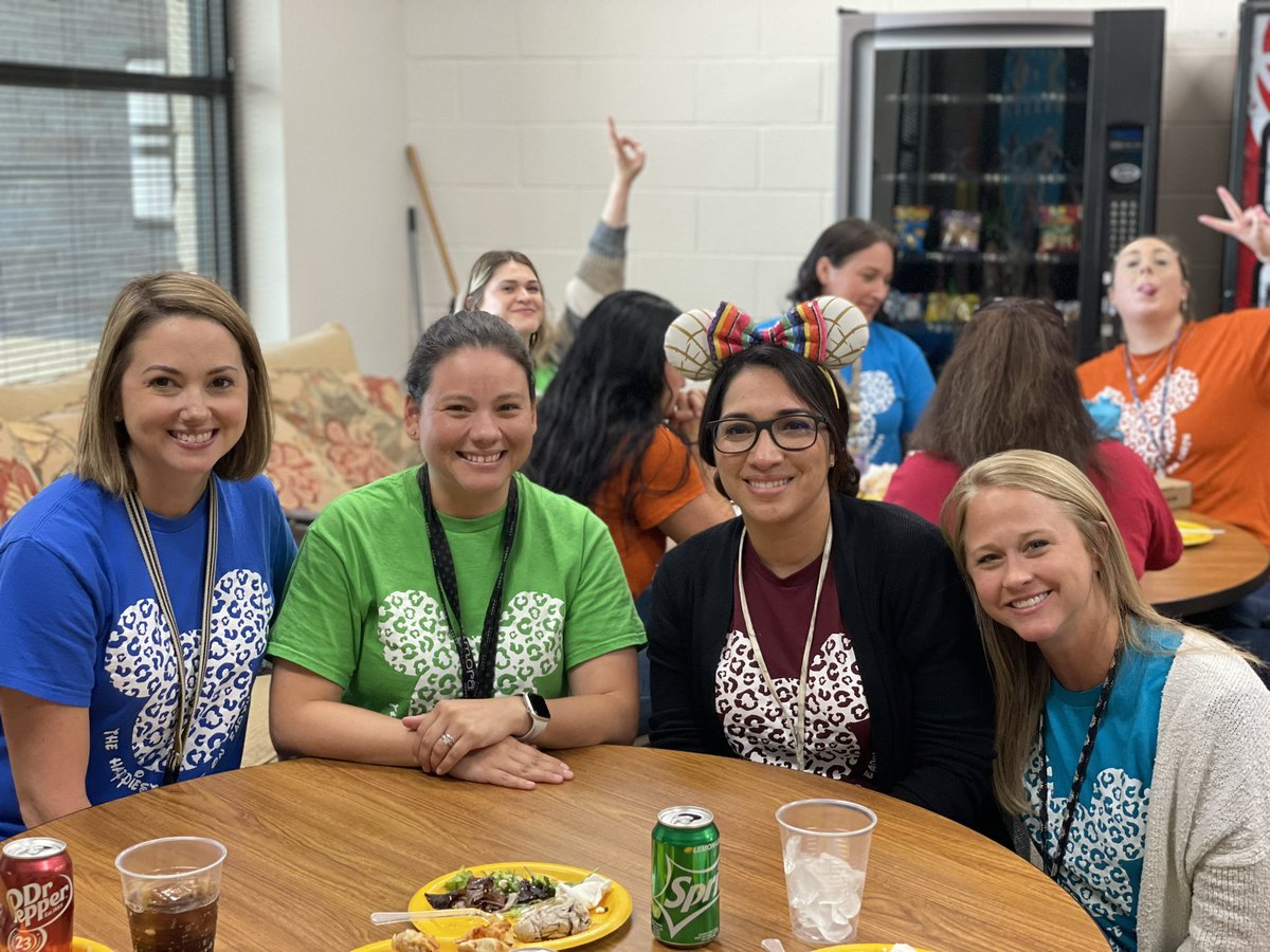 lindsayrmcclell's tweet photo. What a week! Felt so loved. Thanks @MJEjags @JenksPta #HappyTeacherAppreciationWeek #GeniesBlueCrew #JAGSney https://t.co/P4dSIuL7x8