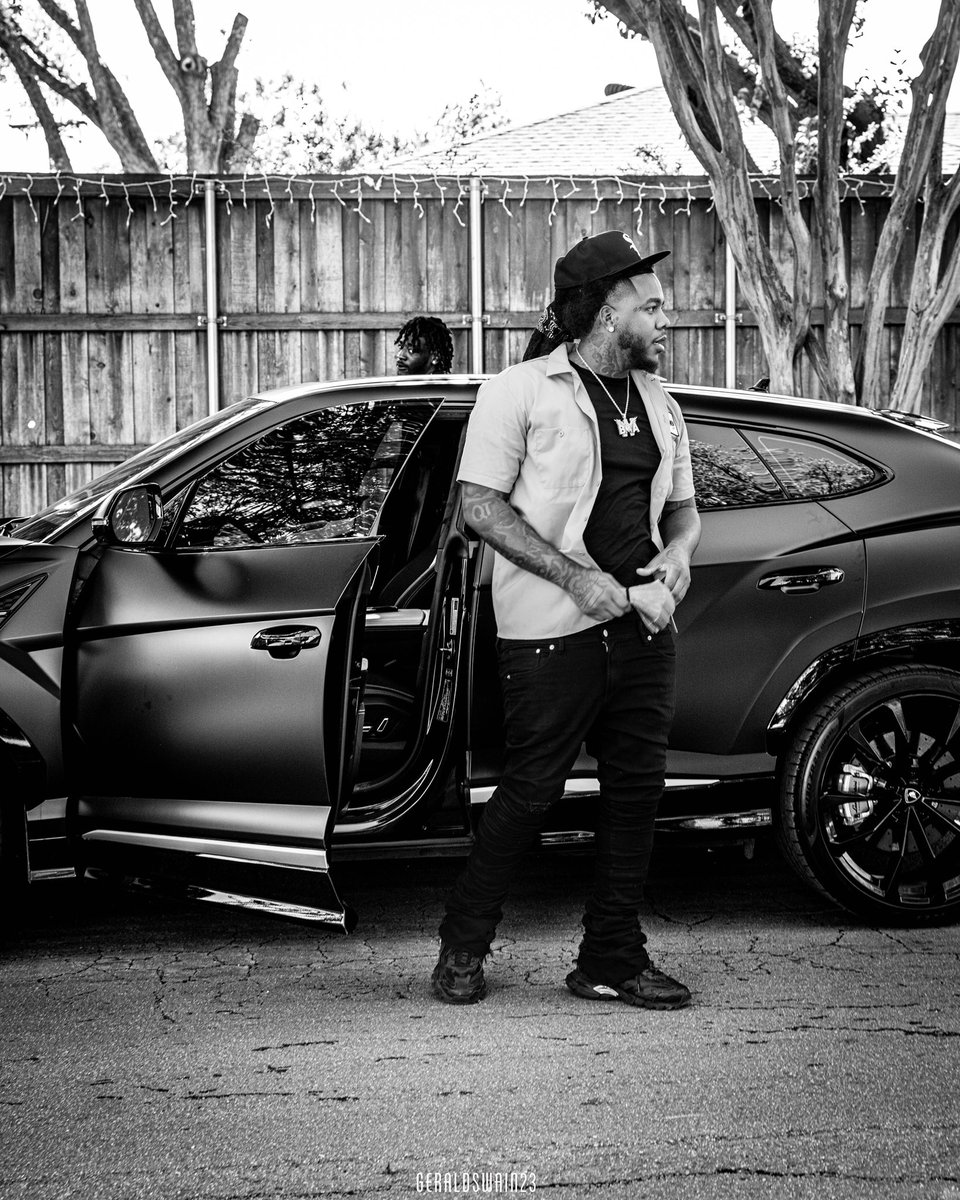 51June4G's tweet photo. Black Sheep But I Turnt Into The GOAT 🖤 #KEEPSTREAMINGT2SP 💿‼️🔥 https://t.co/gjOlWyzU4U