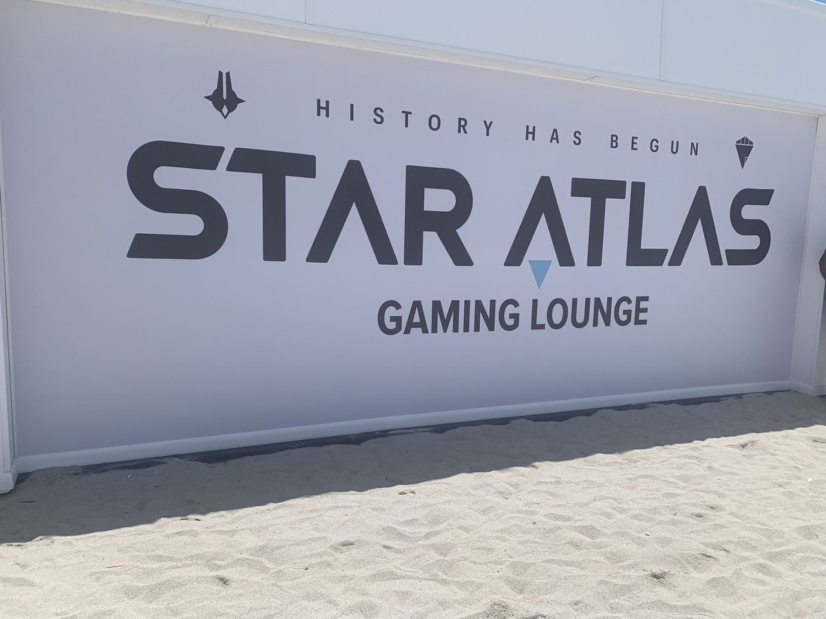 is having a good time at <a href="/FTX_Official/">FTX</a> Off the Grid in Miami #NFTCommunity #cars <a href="/MercedesAMGF1/">Mercedes-AMG PETRONAS F1 Team</a>