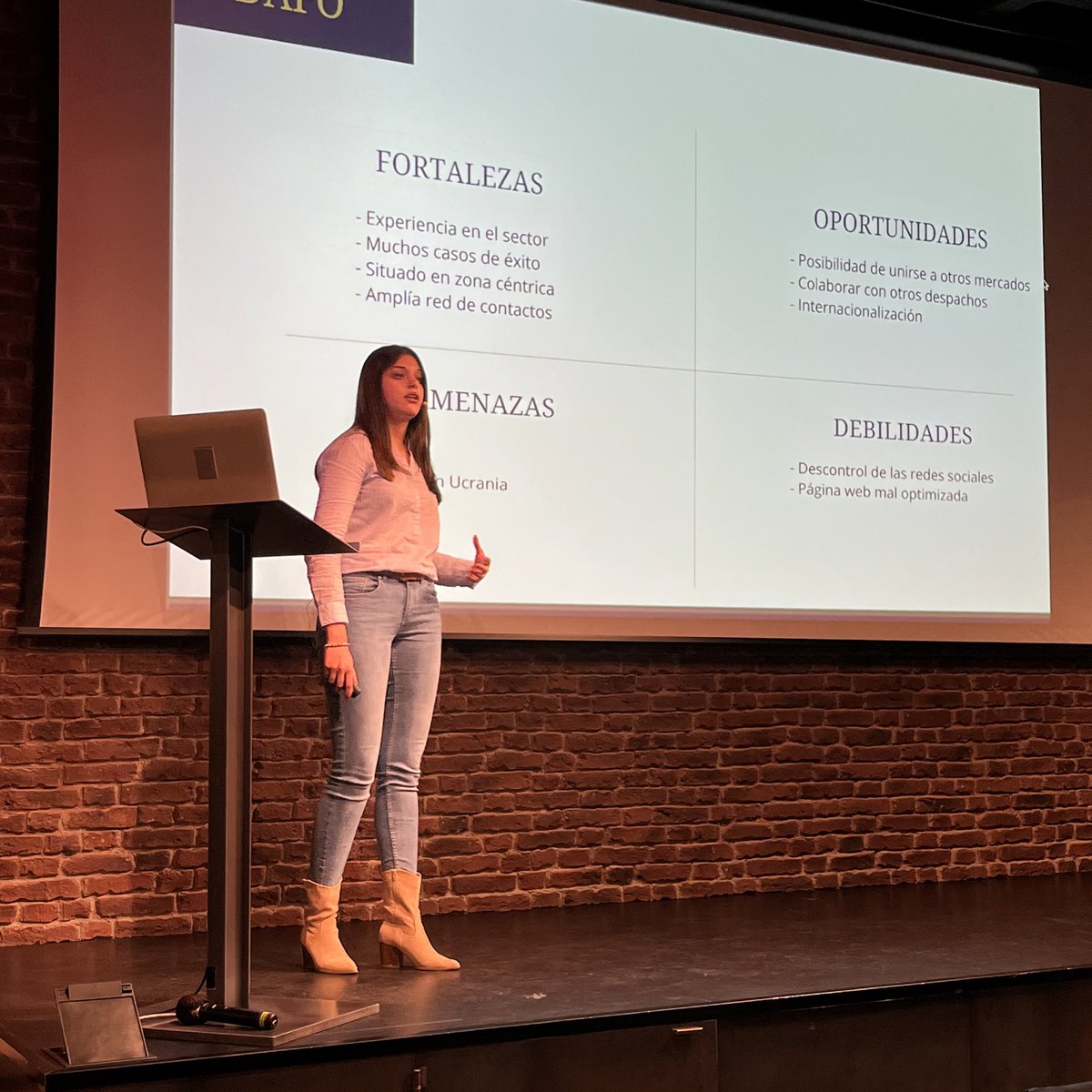 estherrsp's tweet photo. @digitaldesingmp ha defendido muy bien en el escenario de @aulaCM su TFM de @vcafirm #MasterAulaCM https://t.co/XciX61WX6J