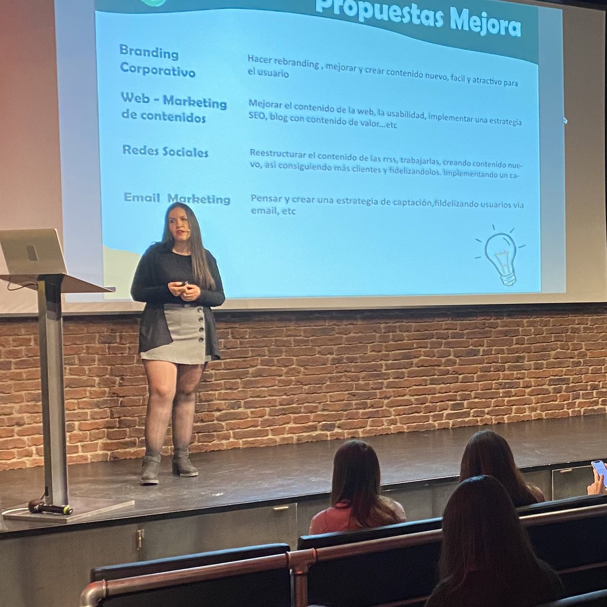 estherrsp's tweet photo. @Estibalizdesign nos ha detallado en la trastienda de @aulaCM la GRAN propuesta para la marca Kranti #MasterAulaCM https://t.co/m0IVHg2dEM