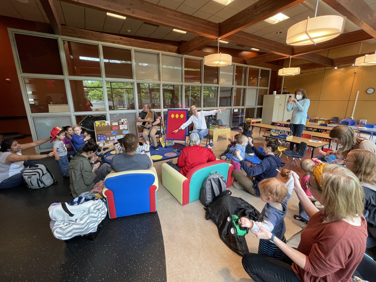 la_neal's tweet photo. Great morning @theSMSD PAT play center and story time. Thanks to the amazing Mr. Bradley and parent educator Emily for a marvelous bilingual storytime. Fun stories snd songs to sing along! #EarlyEdSMSD @NatlPAT @apetersenks https://t.co/OW9oU9aFxr