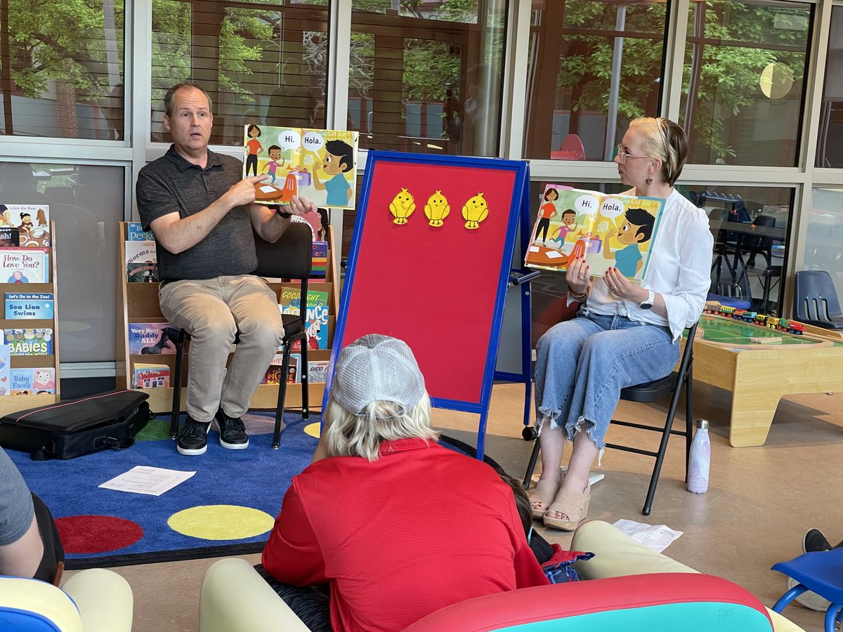 la_neal's tweet photo. Great morning @theSMSD PAT play center and story time. Thanks to the amazing Mr. Bradley and parent educator Emily for a marvelous bilingual storytime. Fun stories snd songs to sing along! #EarlyEdSMSD @NatlPAT @apetersenks https://t.co/OW9oU9aFxr