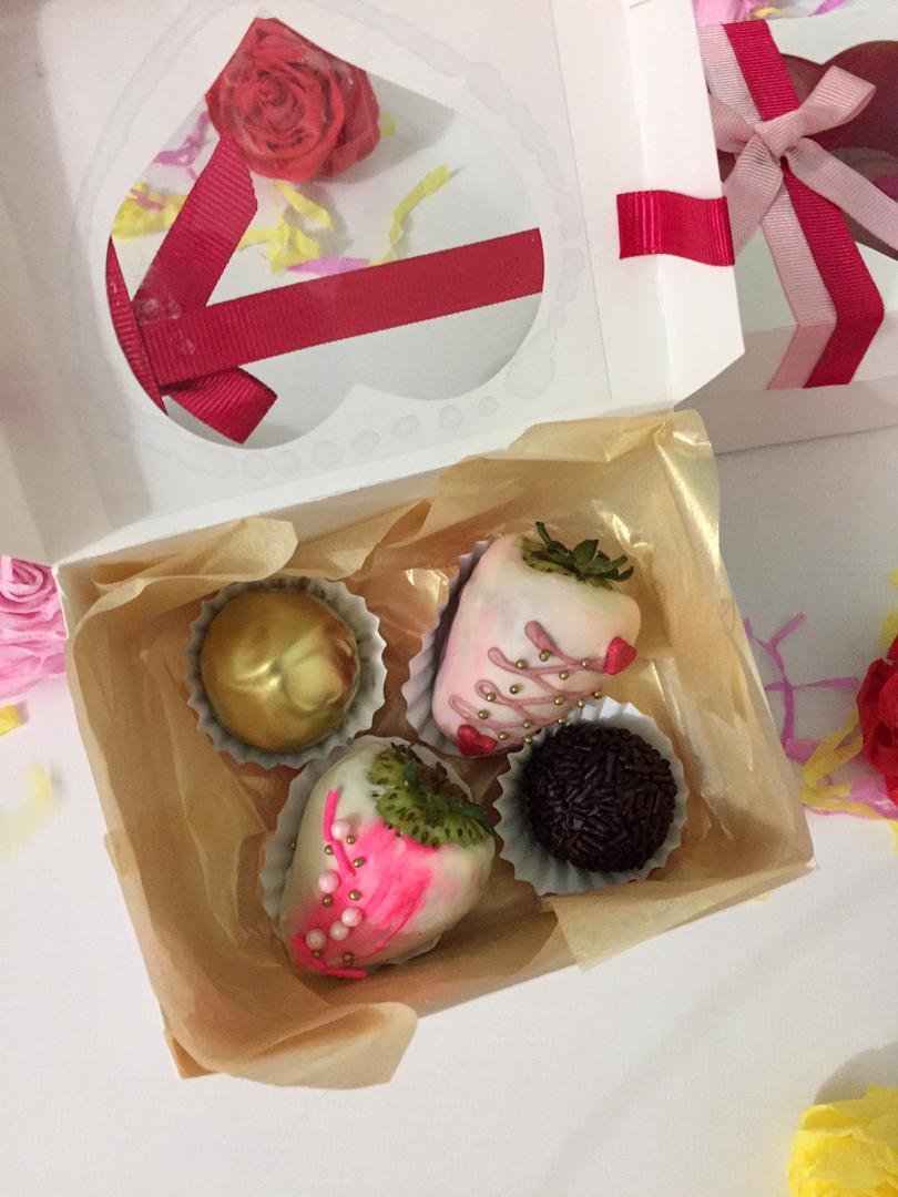 aaadvr's tweet photo. PUNTO FIJO. 
Para el día de las madres: cajita decorada con fresas y brigadeiros🥰🍫.  Por tan solo 15bs ó $3.
Ayúdenme con un RT, porfi. 🙏

Inst: @_dulcetentacionpf , por aquí pueden ver más cositas ♡. https://t.co/2AJNlQvBHp