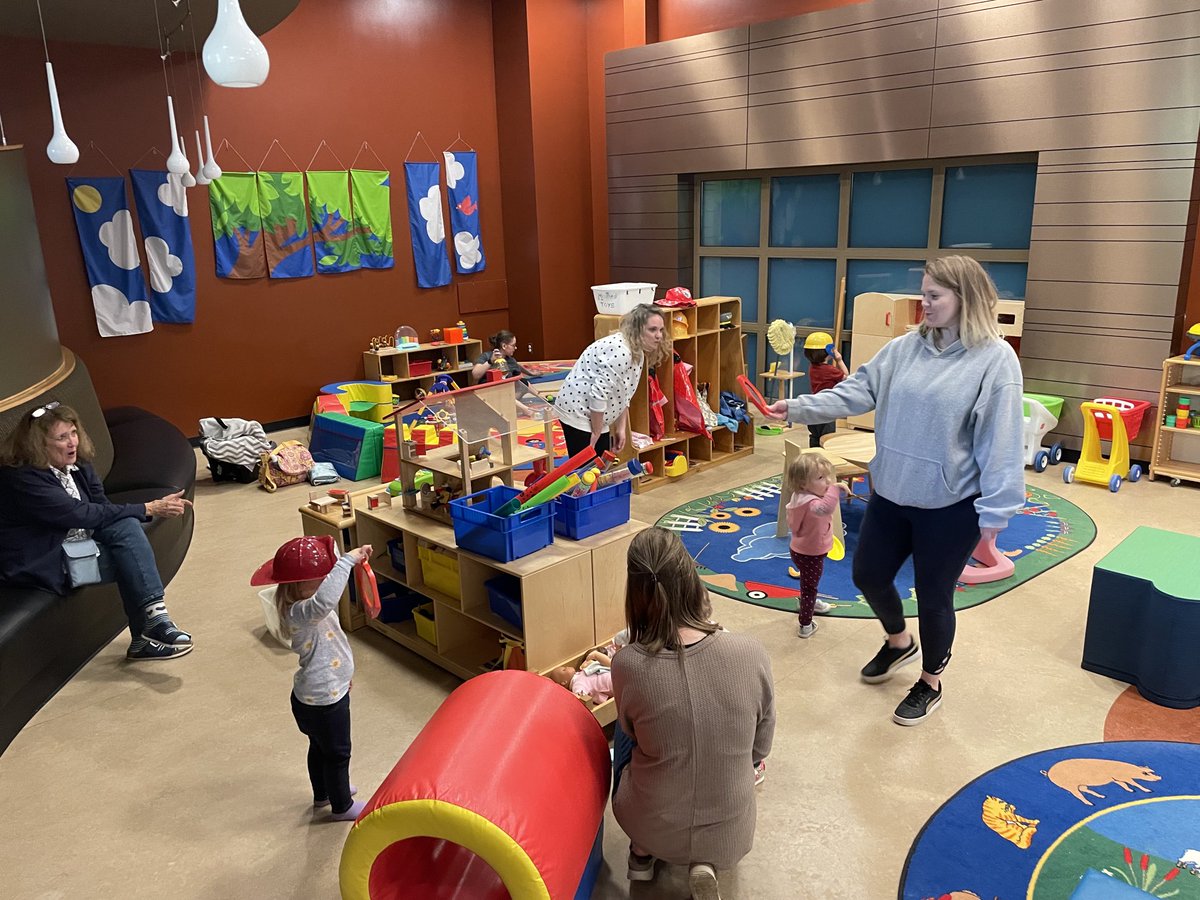 la_neal's tweet photo. Great morning @theSMSD PAT play center and story time. Thanks to the amazing Mr. Bradley and parent educator Emily for a marvelous bilingual storytime. Fun stories snd songs to sing along! #EarlyEdSMSD @NatlPAT @apetersenks https://t.co/OW9oU9aFxr
