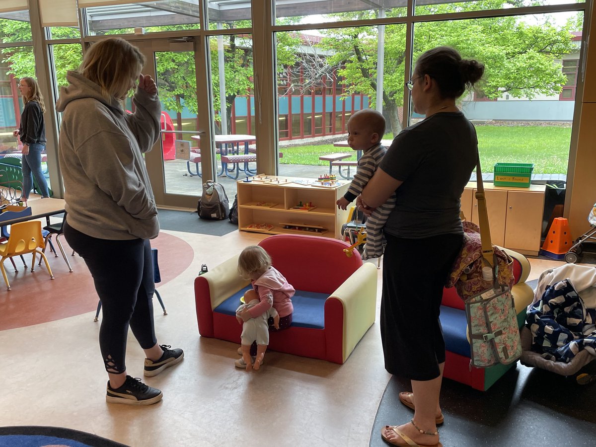 la_neal's tweet photo. Great morning @theSMSD PAT play center and story time. Thanks to the amazing Mr. Bradley and parent educator Emily for a marvelous bilingual storytime. Fun stories snd songs to sing along! #EarlyEdSMSD @NatlPAT @apetersenks https://t.co/OW9oU9aFxr