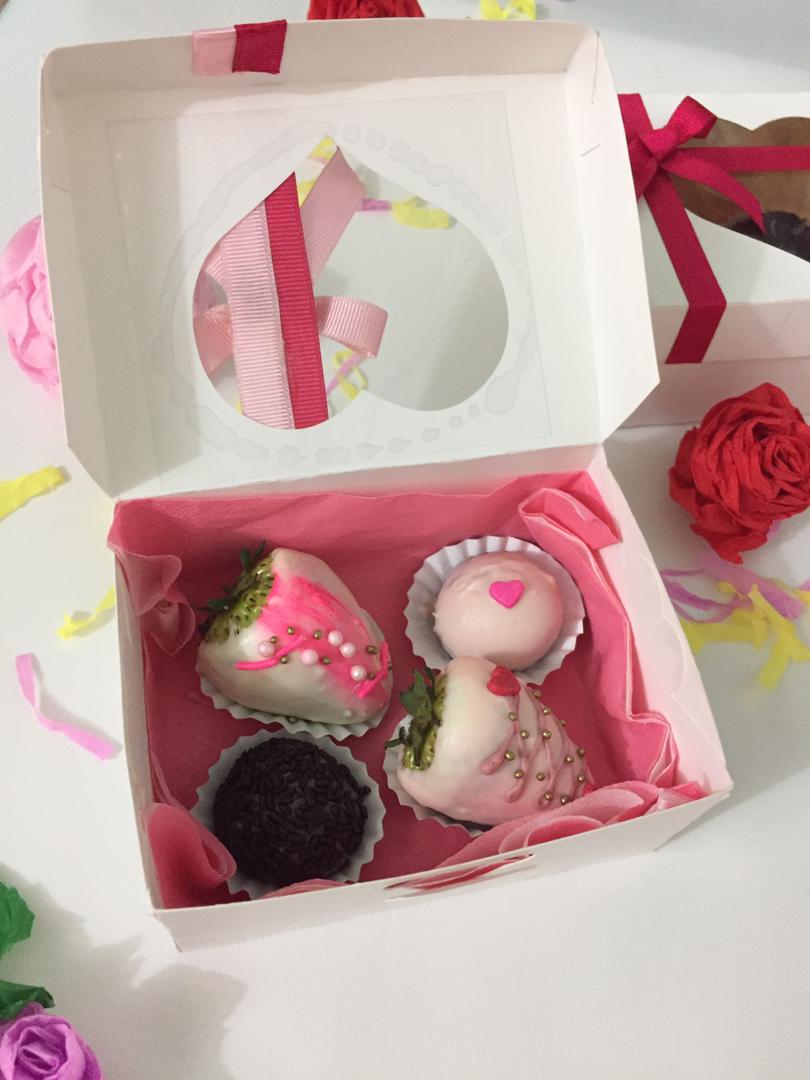 aaadvr's tweet photo. PUNTO FIJO. 
Para el día de las madres: cajita decorada con fresas y brigadeiros🥰🍫.  Por tan solo 15bs ó $3.
Ayúdenme con un RT, porfi. 🙏

Inst: @_dulcetentacionpf , por aquí pueden ver más cositas ♡. https://t.co/2AJNlQvBHp