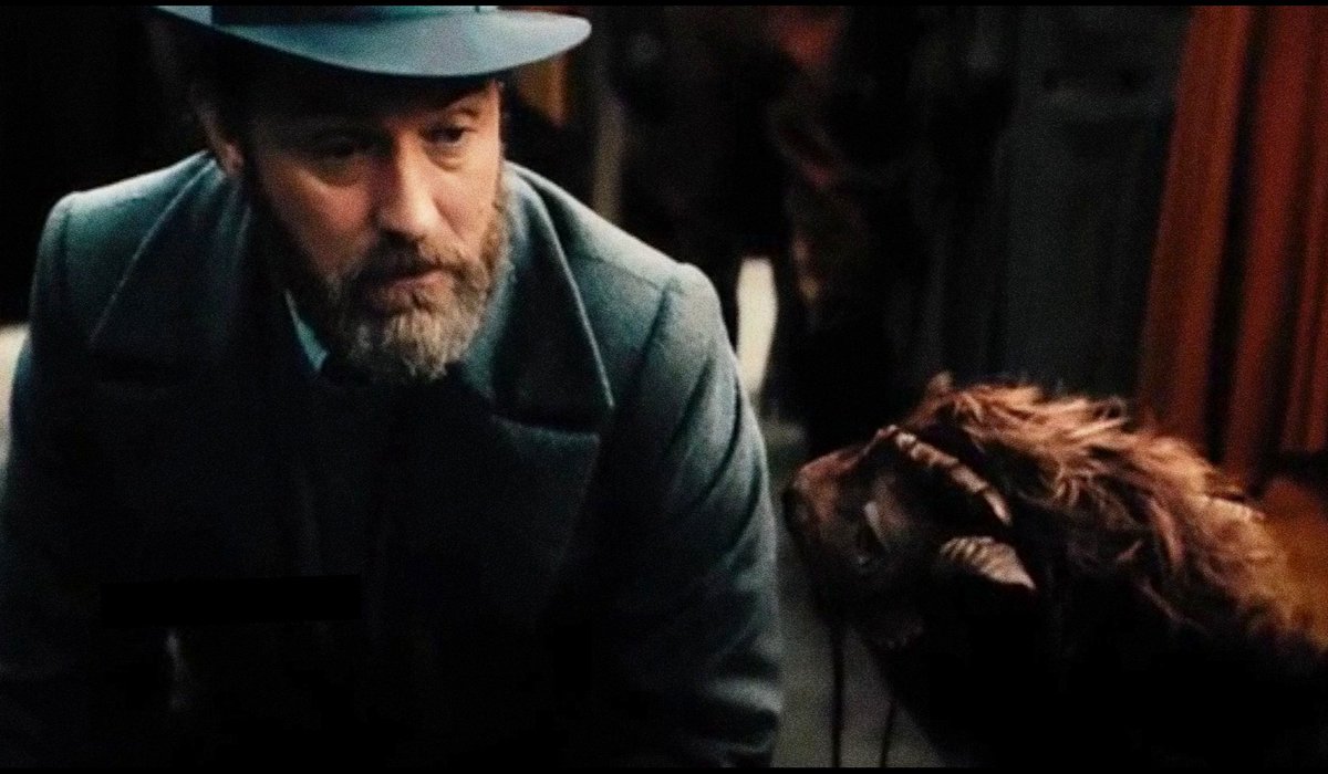 harellysad's tweet photo. #FantasticBeasts
#grindedore
Завидую Цилиню, она видела Альбуса Дамблдора перед собой на коленях, такое удовольствие было только у Гриндевальда и то летом, и то если ему очень повезло https://t.co/YsZ99hYfzj