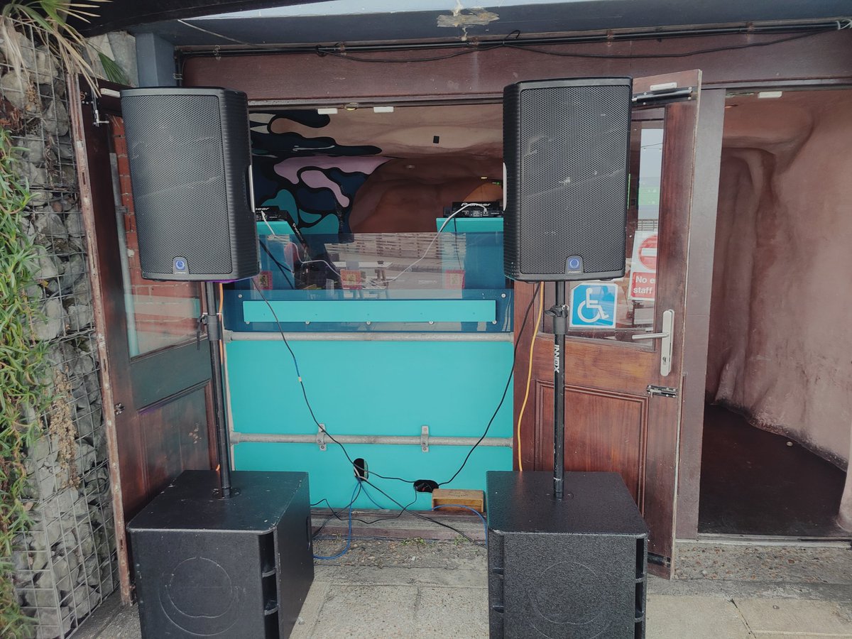 dansampayo's tweet photo. TurboSound Rig ✅
Equipment on ✅
Pint ✅

We kick off in 30 mins on the beach! Hopefully see you at @TempestInn Brighton in a bit!

#house #techno #breaks #beats #dnb https://t.co/u8lxD6ybgg