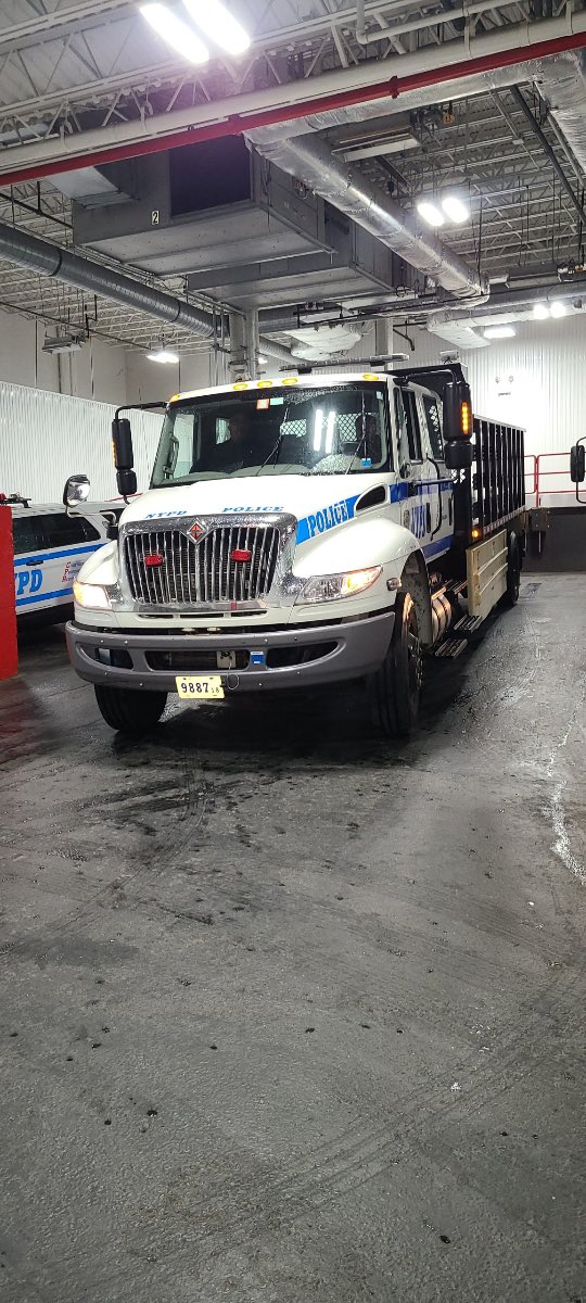 NYPDQueensSouth's tweet photo. Thank you Ms.Denise &amp; staff from @STOPandSTOR #Baisley for helping us during the 2 year pandemic and storage of our beautiful dresses. @NYPD102Pct @NYPD106Pct @NYPD101Pct @NYPD107Pct #communitypartnerships #movingday #promimpact2022 https://t.co/pIbaE3g1RL