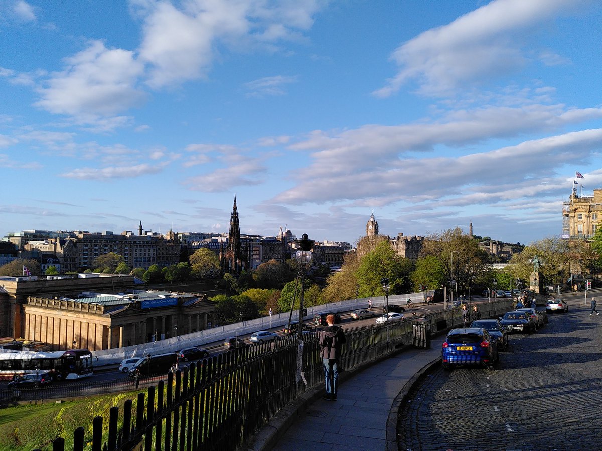 18_TheWall's tweet photo. Edinburgh am Abend https://t.co/i37lF3DJzn