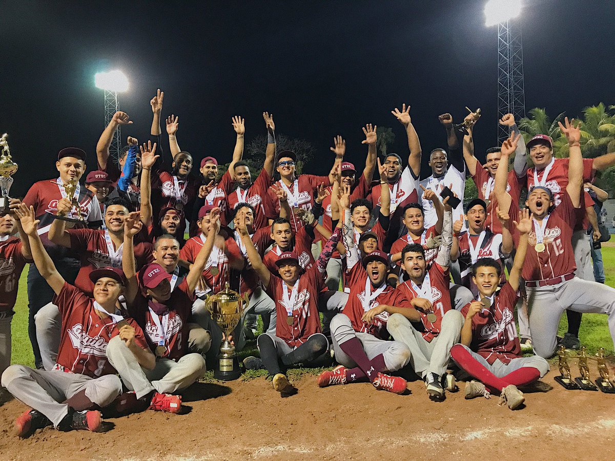 FESAELSALVADOR's tweet photo. Los Águilas de la @UTECedusv obtienen la victoria de la #CopaFESA2022 🏆 tras vencer 8-7 a Nacionales en el 6to juego de la serie ⚾ coronándose campeones de la @LNB_SV (4 - 2 en el playoff final) ¡Felicidades! 🎉 https://t.co/7hGF0zm8ML