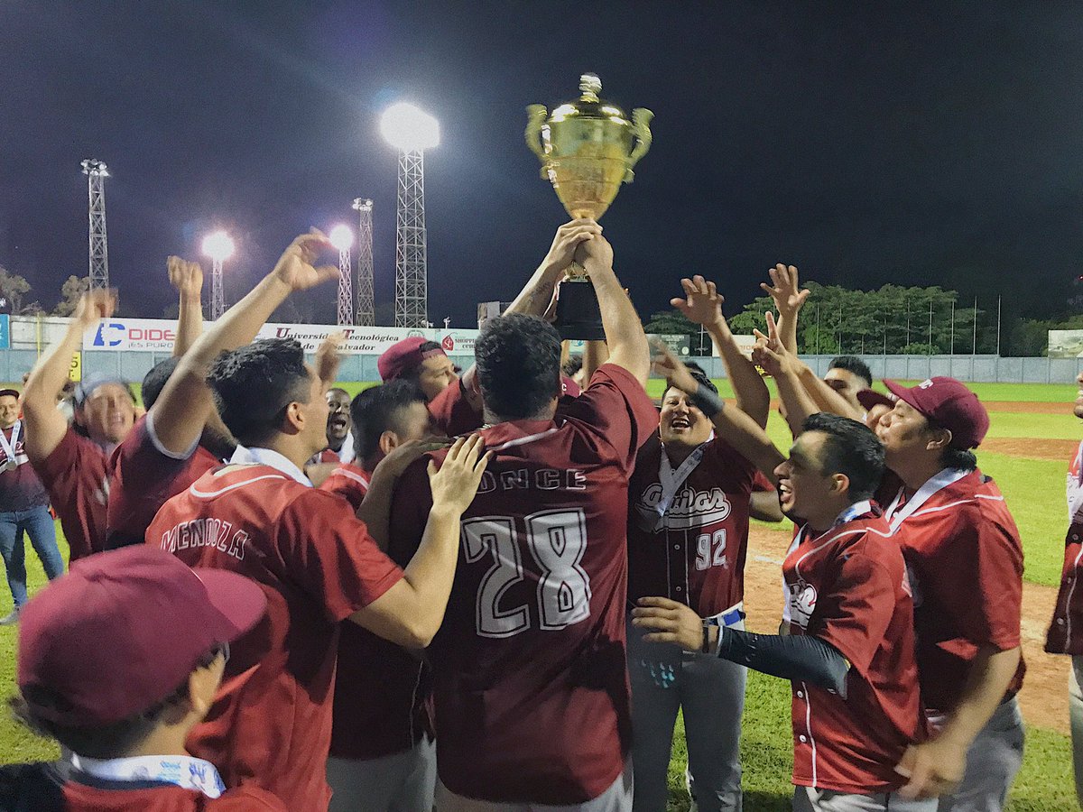FESAELSALVADOR's tweet photo. Los Águilas de la @UTECedusv obtienen la victoria de la #CopaFESA2022 🏆 tras vencer 8-7 a Nacionales en el 6to juego de la serie ⚾ coronándose campeones de la @LNB_SV (4 - 2 en el playoff final) ¡Felicidades! 🎉 https://t.co/7hGF0zm8ML