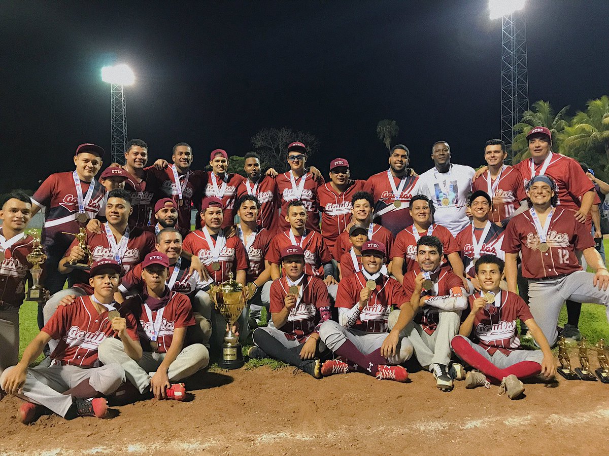 FESAELSALVADOR's tweet photo. Los Águilas de la @UTECedusv obtienen la victoria de la #CopaFESA2022 🏆 tras vencer 8-7 a Nacionales en el 6to juego de la serie ⚾ coronándose campeones de la @LNB_SV (4 - 2 en el playoff final) ¡Felicidades! 🎉 https://t.co/7hGF0zm8ML