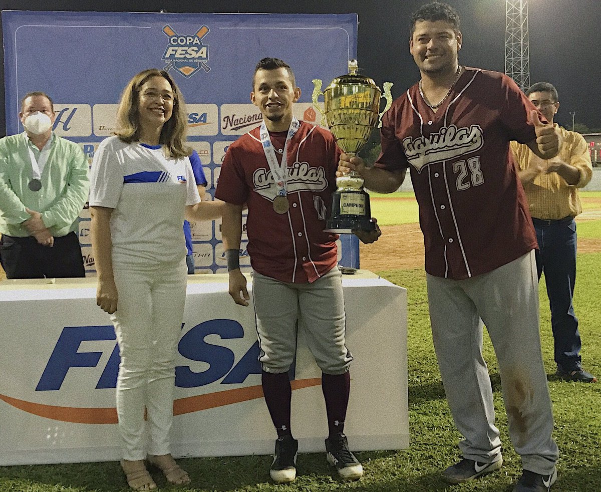 FESAELSALVADOR's tweet photo. Los Águilas de la @UTECedusv obtienen la victoria de la #CopaFESA2022 🏆 tras vencer 8-7 a Nacionales en el 6to juego de la serie ⚾ coronándose campeones de la @LNB_SV (4 - 2 en el playoff final) ¡Felicidades! 🎉 https://t.co/7hGF0zm8ML
