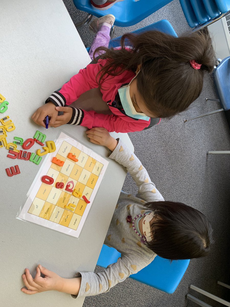MsJZhang's tweet photo. SKs working on their sight words with a quick game of bingo! #earlyyears #reading @LC3_TDSB @tdsb @EarlyYearsTDSB https://t.co/CUb55jvxWb