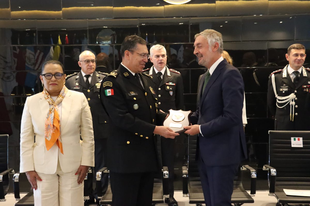 GN_MEXICO_'s tweet photo. La @GN_MEXICO_ y el Arma de Carabineros de #Italia @_Carabinieri_ firman un Memorando de Entendimiento en capacitación, para consolidar un frente común contra la delincuencia local y trasnacional. https://t.co/SFdp6M4IiE