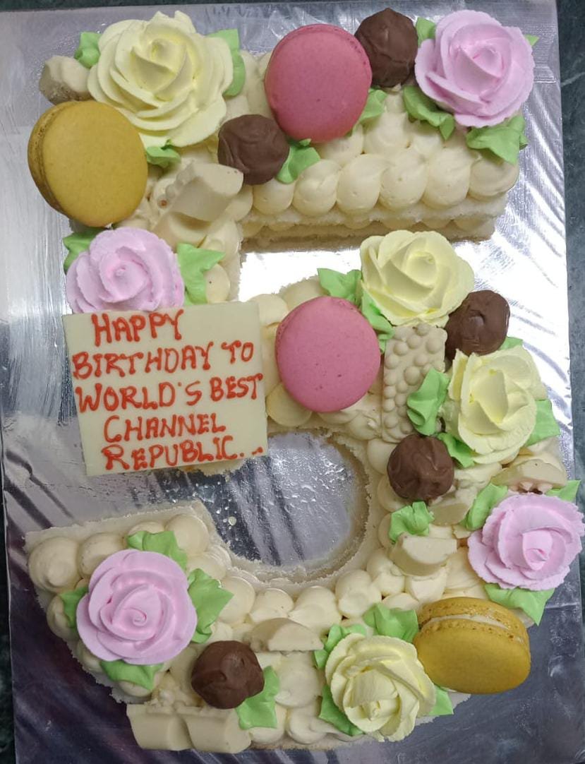 Upasana54771661's tweet photo. #RepublicIs5
Just wanted to express my deep gratitude for the dedicated work you do day after day for us and for our Nation. Thank you #ArnabGoswami, @republic team, I hope you enjoyed my cake.🎂🎂
Stay blessed!😊😊 https://t.co/dF6IRkspGd