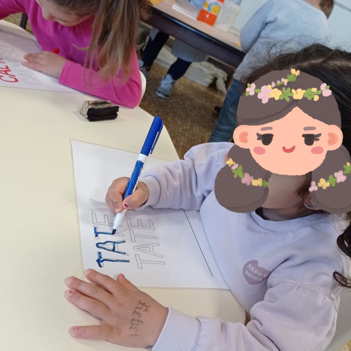 ChamEcole's tweet photo. Chez les Petites sections, les lettres nous en font voir de toutes les couleurs ! Heureux de construire les premiers mots, d'écrire son prénom ! Comme ils ont grandi depuis septembre ! #maternelle #écrire https://t.co/jfOUfNkLT2
