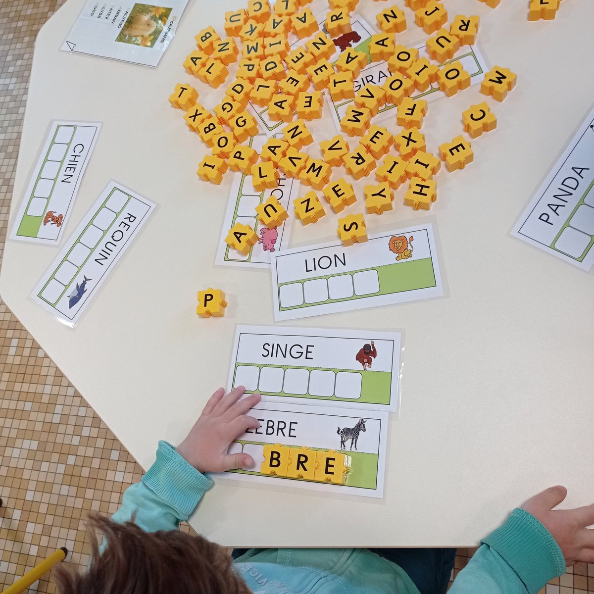 ChamEcole's tweet photo. Chez les Petites sections, les lettres nous en font voir de toutes les couleurs ! Heureux de construire les premiers mots, d'écrire son prénom ! Comme ils ont grandi depuis septembre ! #maternelle #écrire https://t.co/jfOUfNkLT2