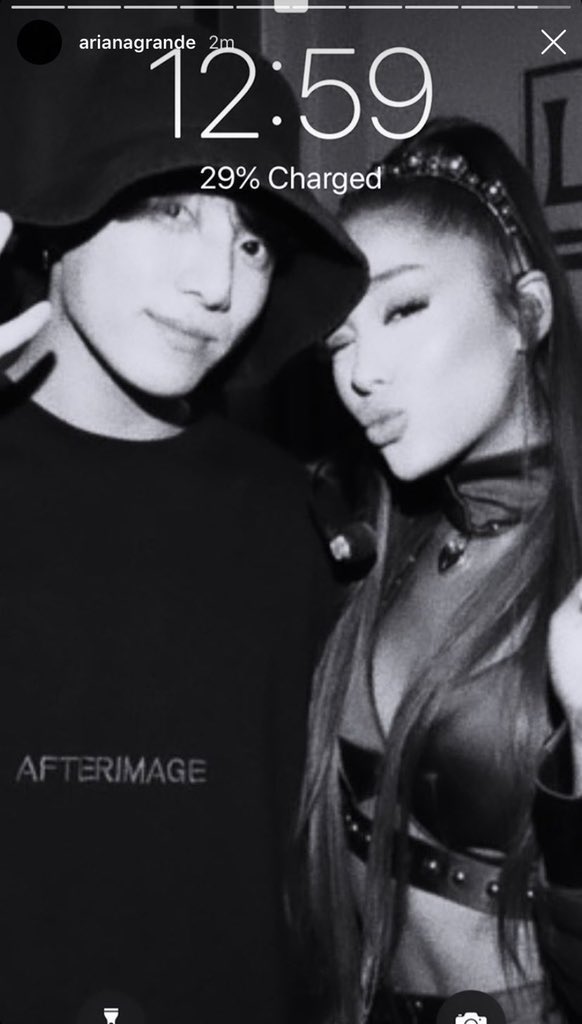 aritanth's tweet photo. วันนี้ครบรอบ3ปีที่จองกุก @BTS_twt ไปคอนเสิร์ตของ Ariana Grande ค่ะเป็นโมเมนต์ที่น่ารักมากทั้งสองต่างออกมาโพสต์ชื่นชมกันและกันจองกุกได้ทวิตถึงแรงบันดาลใจที่ได้จากการไปคอนของอาริ อาริโพสต์ขอบคุณที่จองกุกมาชมคอนเสิร์ตของเธอและอาริได้นำรูปที่ถ่ายกับจองกุกไปตั้ง Lock screen ด้วยค่ะ https://t.co/EvZmFRJmyQ