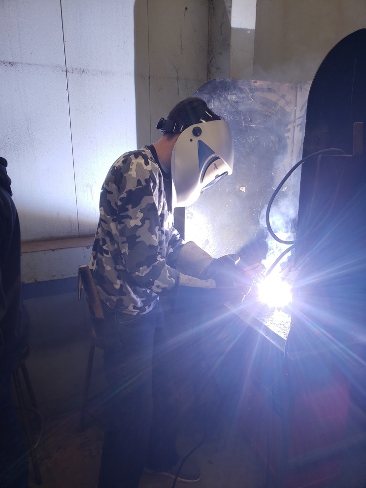 TrentonBulldogs's tweet photo. Welding in Ms. Roy’s Ag class! #TMSPRIDE🐾 https://t.co/oDU03ZDaIP