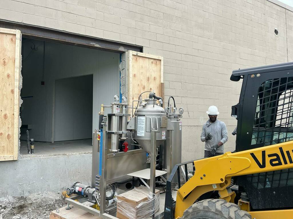 Valiant_America's tweet photo. Delivery of a brand new oil extraction machine - getting close! @bostica_official #extractions #extraction #extract #cannabisconstruction #design #build #jump #construction #construct #delivery #deliver https://t.co/wGcr6evmRe https://t.co/vhz3zdtzxu