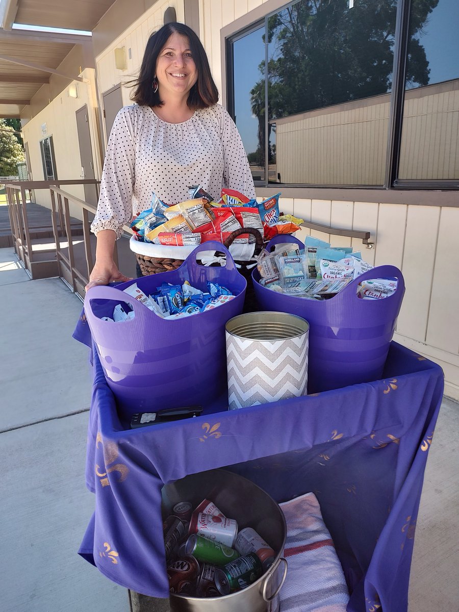 CastleSTEAM's tweet photo. Snacks! Snacks! Snacks! Miss @katwilson80 shares appreciation for our Castle teachers by dropping off treats to each one of them! #mealsonwheels #wearepbv #teacherappreciation #castlesteam #pbis #postiveschoolculture #happyadultshappykids #facetime https://t.co/Ydj3o2jxuL
