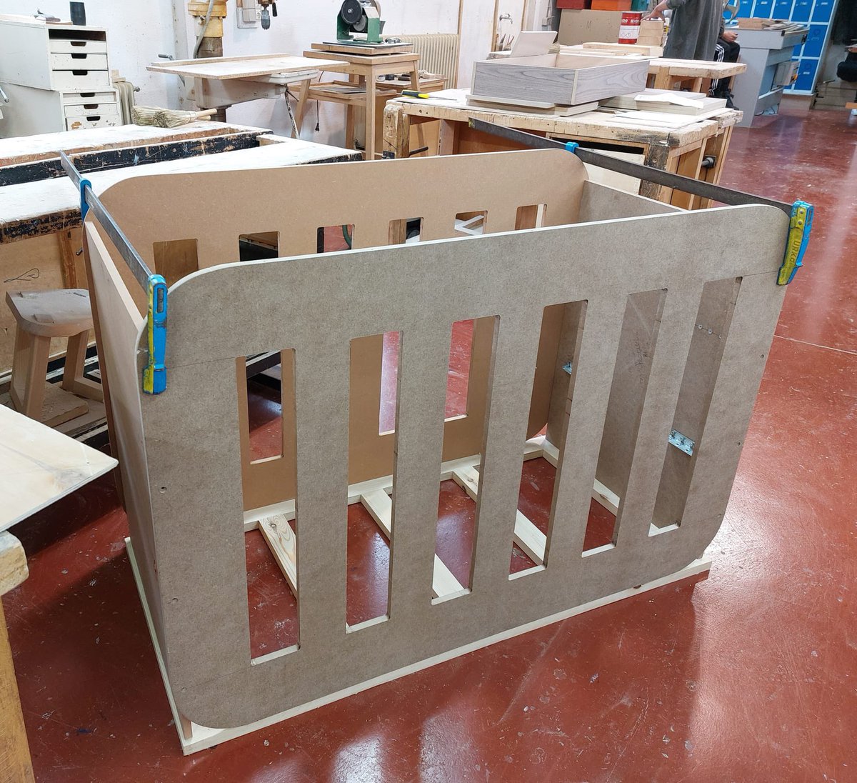 Esta semana Puertas Abiertas. El grupo de FP Básica de Madera y Mueble han expuesto parte de sus trabajos. Sin ningún conocimiento previo han ido poco a poco activando sus manos, su creatividad y su capacidad de construir. 
El próximo curso te esperamos <a href="/AfaRenacimiento/">AFA Renacimiento</a>