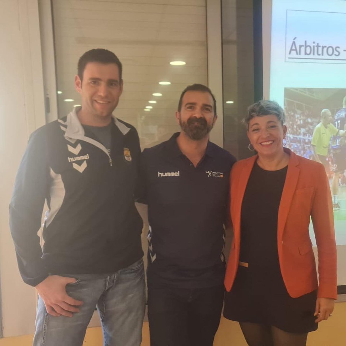 FCHArbitres's tweet image. 📸 Avui s’ha celebrat la xerrada “Relació àrbitres, jugadors/es i gestió de banquetes” impartida per Rafael García Mosquera amb més de 90 assistents!

#️⃣ #HandbolCatalà
