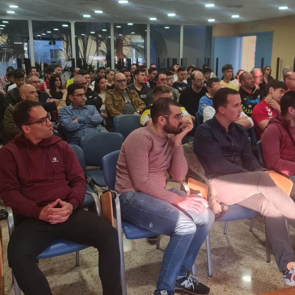 FCHArbitres's tweet image. 📸 Avui s’ha celebrat la xerrada “Relació àrbitres, jugadors/es i gestió de banquetes” impartida per Rafael García Mosquera amb més de 90 assistents!

#️⃣ #HandbolCatalà