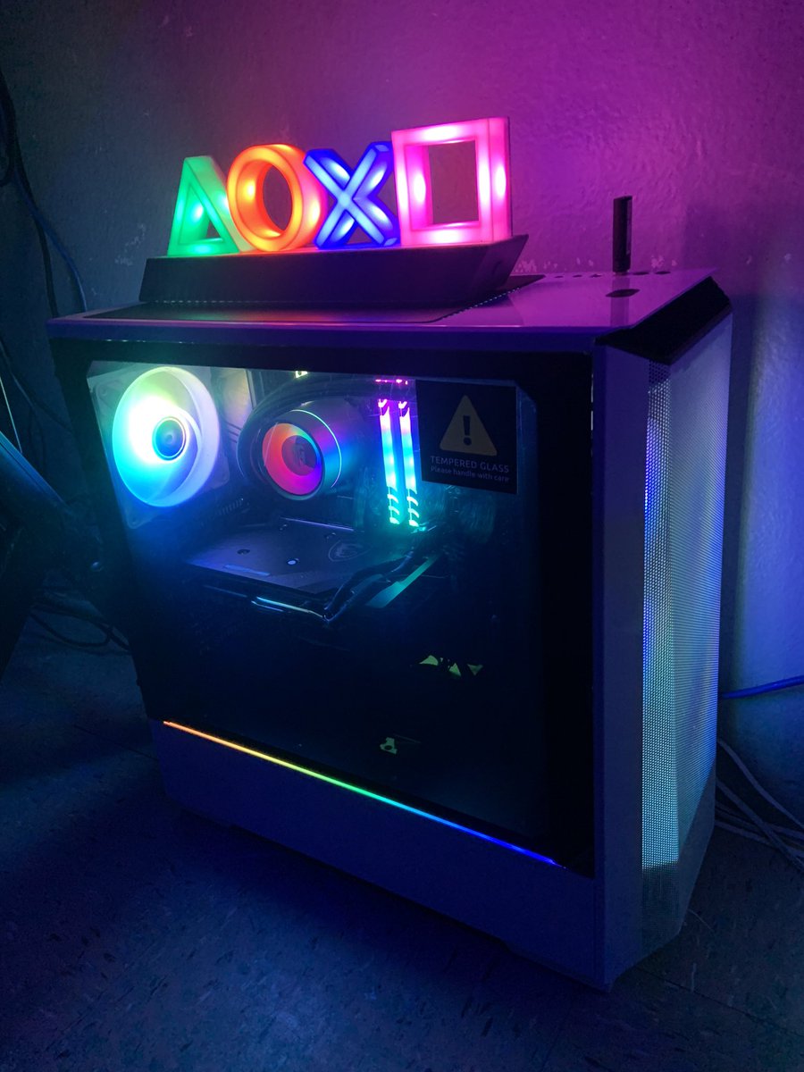 diorhat_'s tweet photo. Thanks to @Brparadox and his team for this PC! I love it more than anything! Time to really grind 🔥🔥😈😈 https://t.co/ajiRRnQvEE