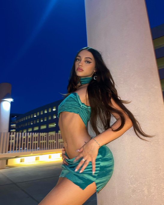 who should I cosplay next ? https://t.co/oCPjD3xElQ