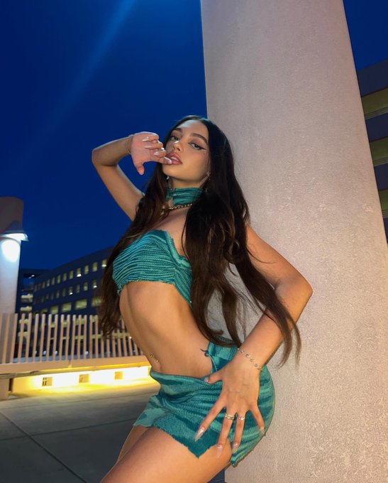 who should I cosplay next ? https://t.co/oCPjD3xElQ