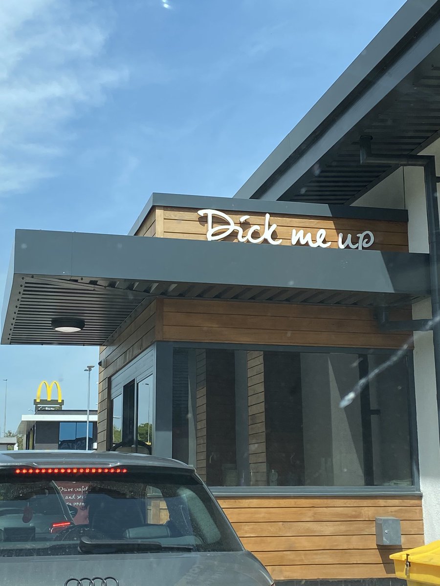 Tracey1707's tweet photo. @CostaCoffee think you need to put your sign up a bit higher 😂 https://t.co/QWgtl6HWf7