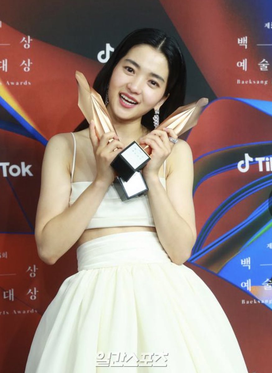 xwixyz's tweet photo. happy fr uu! u deserve it, Na Hee Do😭 #KimTaeRi #TwentyFiveTwentyOne #TwentyFiveTwentyOneBestDrama jd pgn rewatch tp ngga sanggup tp emg best bgt drama iniiiii thx u bikin mood ancur karna endingnya tp msh berharap ada season selanjutnya!😭✨ https://t.co/BYOe4Sptdr