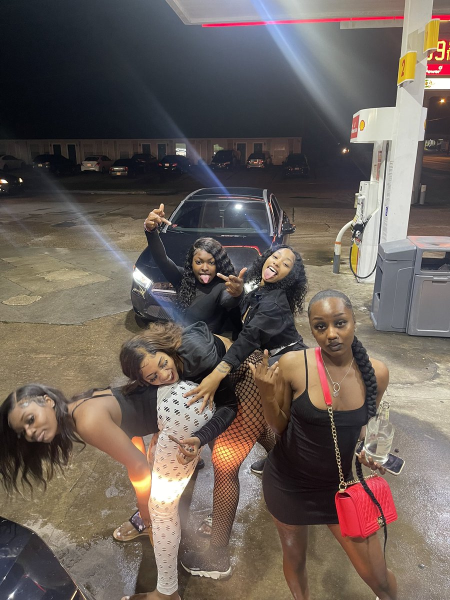 kassidyyy11's tweet photo. Young but they they treat me like an OG 🖤😎 https://t.co/nLtnbkrJTC
