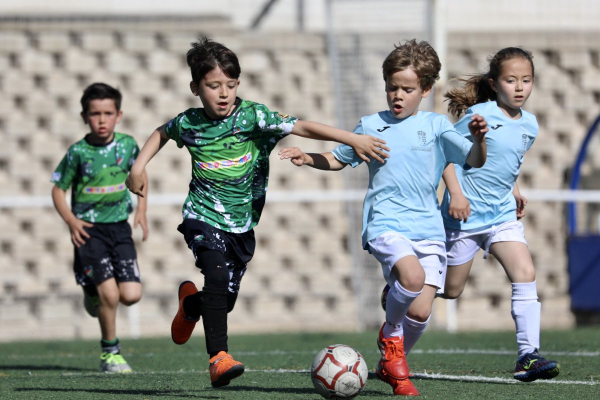 cdeamistad's tweet photo. PREBENJAMINES

Hoy hemos pasado la tarde con los Prebenjamines de 1º año en la sede “Los Mosquitos”.

Cuanta calidad en esas botas tan pequeñas 🤩.

#SoydelAmistad #VamosVerdes https://t.co/kQNugskdhZ